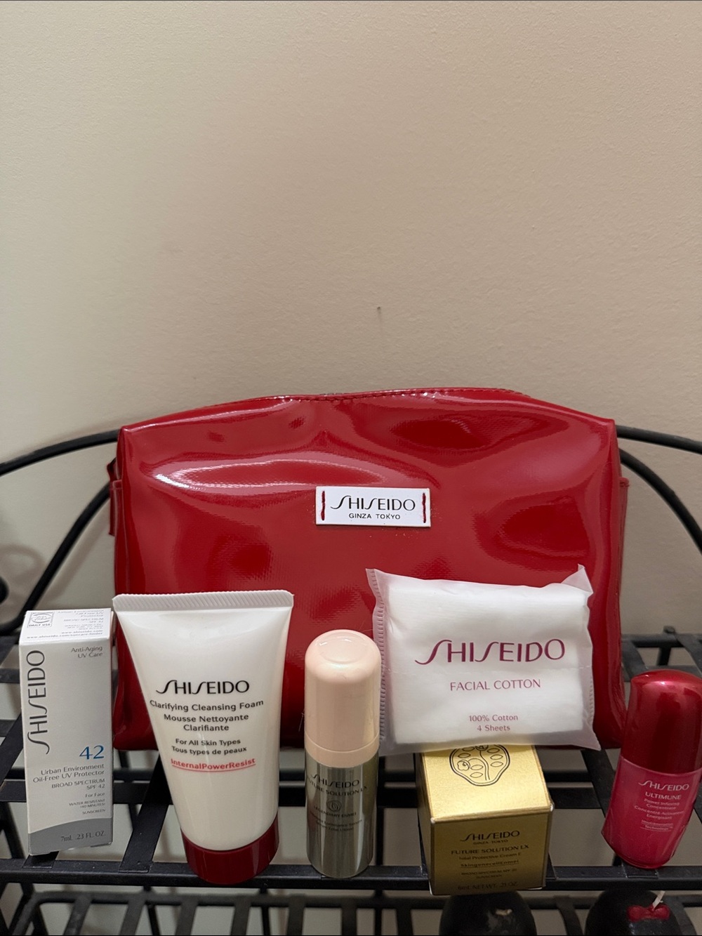 Shiseido Red Patent Cosmetic Pouch with Skincare Minis NWOT